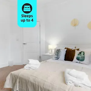 Apartment Chic 1br House In Hounslow - 12 Mins From Heathrow Airport, Feltham